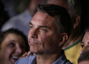 Flávio Bolsonaro processa Janones e Lindbergh por vídeo