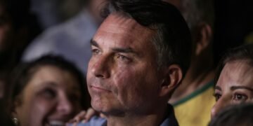 Flávio Bolsonaro processa Janones e Lindbergh por vídeo