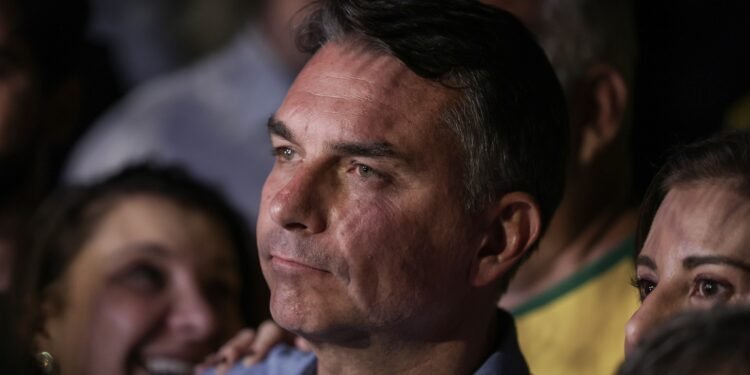 Flávio Bolsonaro processa Janones e Lindbergh por vídeo