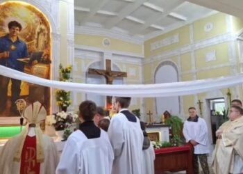 Arcebispo abençoa ícone religioso gerado por IA