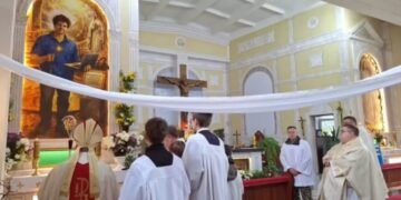 Arcebispo abençoa ícone religioso gerado por IA