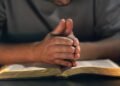 90% dos cristãos nos EUA relatam respostas milagrosas às orações