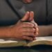 90% dos cristãos nos EUA relatam respostas milagrosas às orações