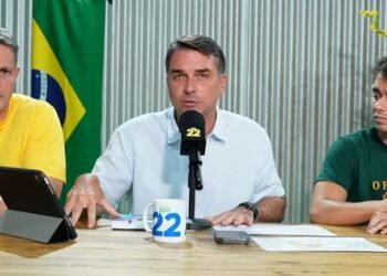 Flávio afirma que PT terá que aceitar retorno de Bolsonaro