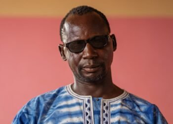 Burkina Faso: cristão cego recebe Bíblia em áudio após oração