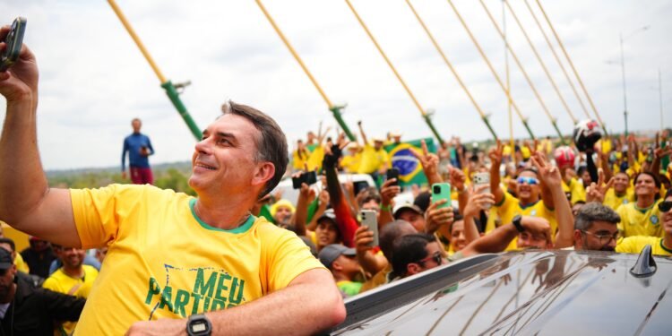 Flávio Bolsonaro propõe penas mais duras contra crimes