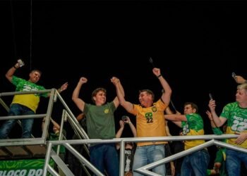 Flávio Bolsonaro discursa em Manaus e promete combater queimadas