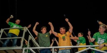 Flávio Bolsonaro discursa em Manaus e promete combater queimadas