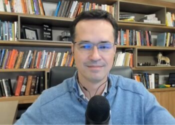 Deltan Dallagnol alerta sobre possível operação contra Flávio Bolsonaro