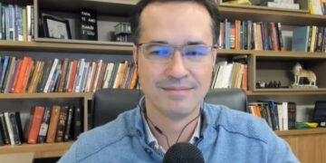 Deltan Dallagnol alerta sobre possível operação contra Flávio Bolsonaro