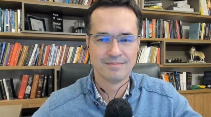 Deltan Dallagnol alerta sobre possível operação contra Flávio Bolsonaro