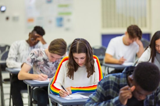 Escolas nos EUA põem fim a política de transição de gênero secreta