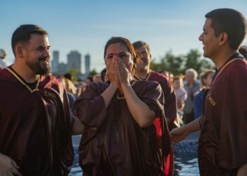 Igreja no Paraguai realiza batismo de 350 novos convertidos