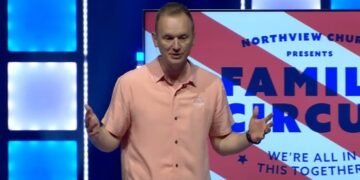 Pastor CJ Johnson inaugura nova igreja após demissão