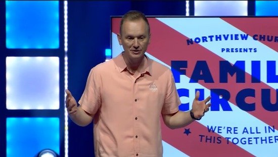Pastor CJ Johnson inaugura nova igreja após demissão
