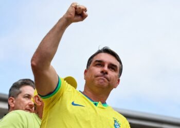 Flávio contesta eleição e se declara presidente eleito