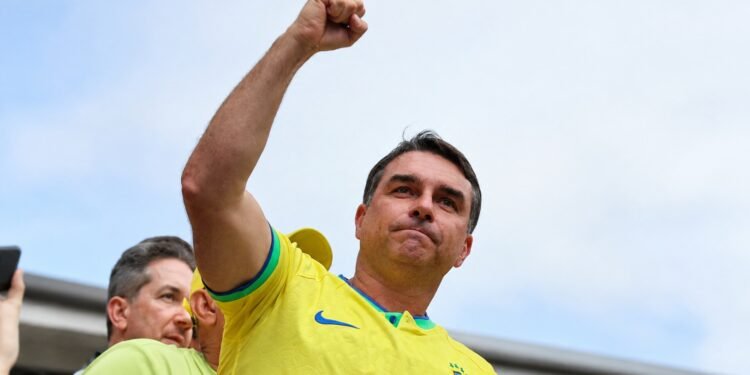 Flávio contesta eleição e se declara presidente eleito