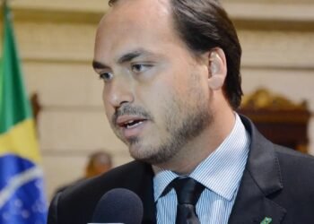 Carlos Bolsonaro apoia Rogério Marinho para presidência do Senado