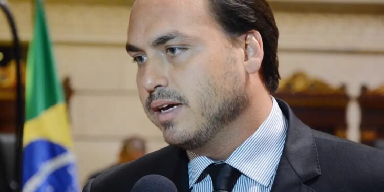 Carlos Bolsonaro apoia Rogério Marinho para presidência do Senado