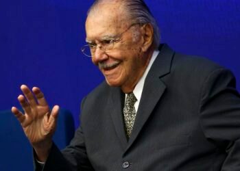 José Sarney recebe alta hospitalar após nove dias de internação