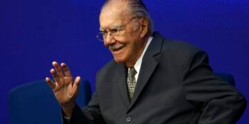José Sarney recebe alta hospitalar após nove dias de internação