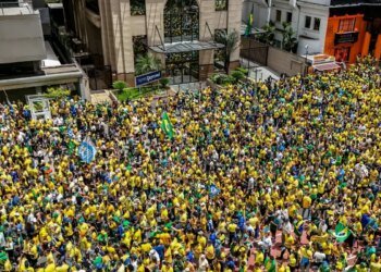 Campanha de Flávio Bolsonaro realiza manifestação na Paulista