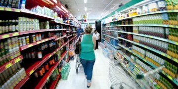Produção industrial cai 0,6% de julho para agosto, diz IBGE