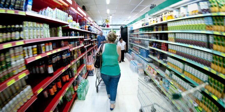 Produção industrial cai 0,6% de julho para agosto, diz IBGE