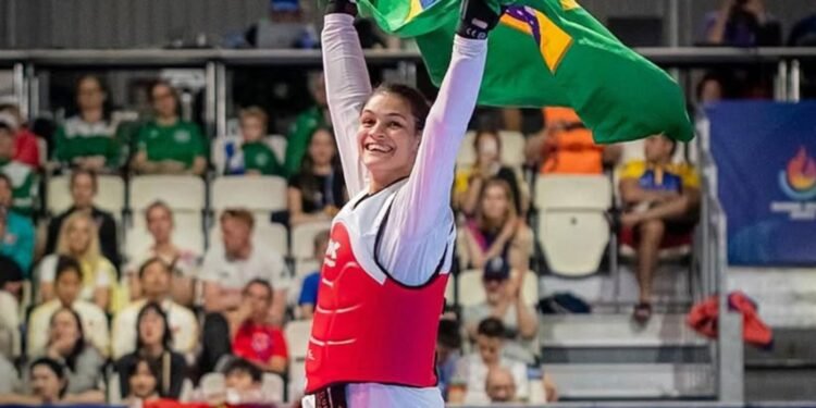 Maria Clara Pacheco é campeã da 3ª etapa do Grand Prix, em Paris