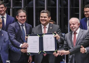 Alcolumbre homenageia Paim no fim da 6×1; entenda motivo